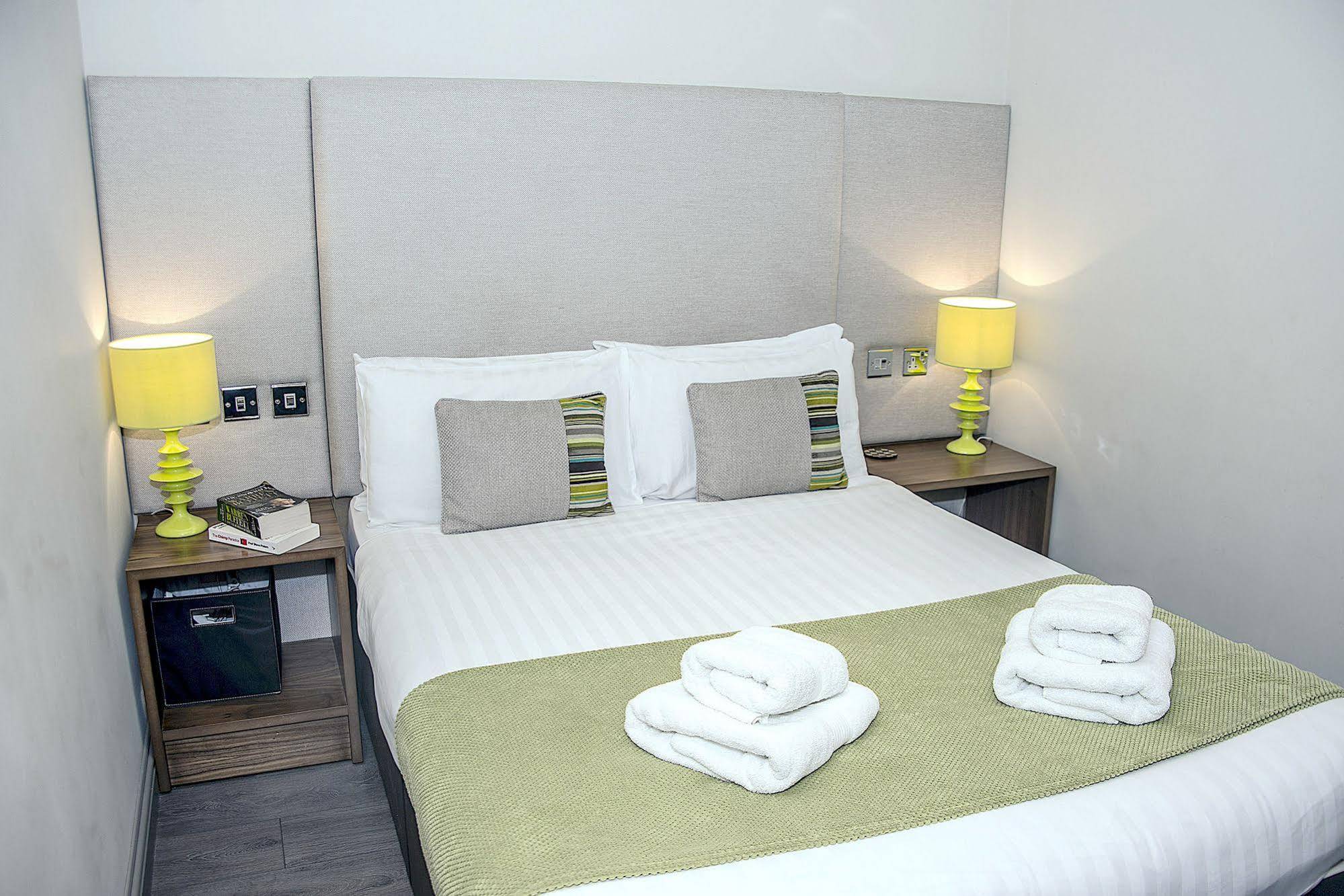 Base Serviced Apartments - City Road Chester Esterno foto
